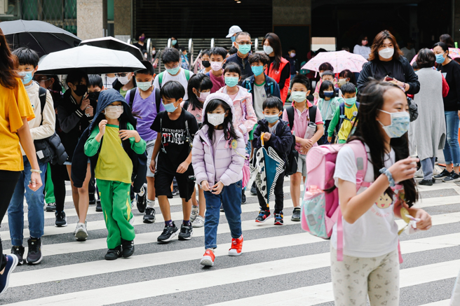 一位男子发现最新课本的注音符号「ㄧㄨㄩ」在符号表最后面，好奇是否是教育部进行更动。（示意图／资料照，郭吉铨摄）