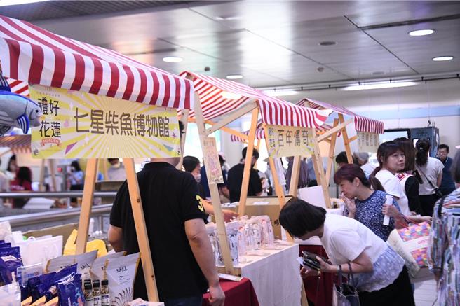 县府协助伴手礼特产销售，将于官网架设平台协助曝光。图为县府上周日北上到台北捷运西门站推广推广花莲伴手礼展。（本报资料照片／王志伟花莲传真）