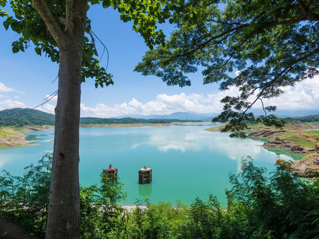 菲律宾因为高温乾旱，导致一处水坝乾涸，意外露出了淹没在底下的300年古城遗迹。（图为潘塔邦水坝：Shutterstock／达志）