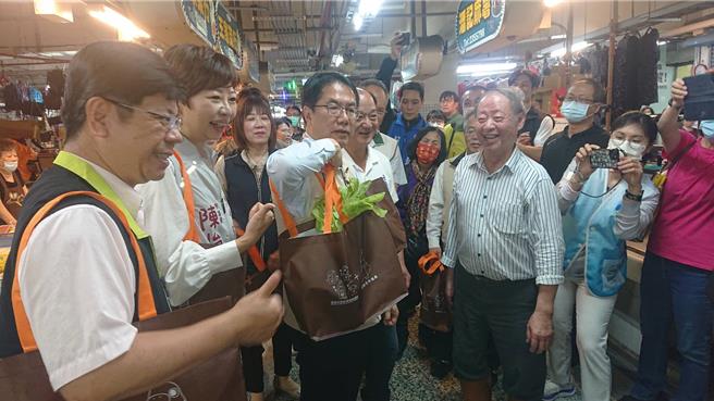 台南市长黄伟哲（左三）1日到开元市场示范持购物袋买菜，只要拍照上传即可获抽奖机会，赚取「加菜金」。（程炳璋摄）