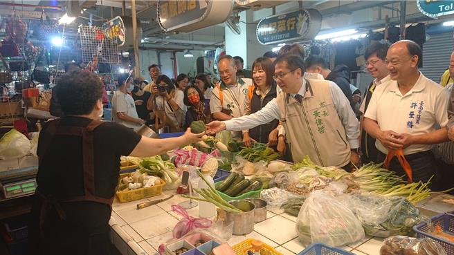 台南市长黄伟哲（右一）1日到开元市场买菜，呼吁只要持二手购物袋拍照上传，即可获抽奖机会，赚取「加菜金」。（程炳璋摄）