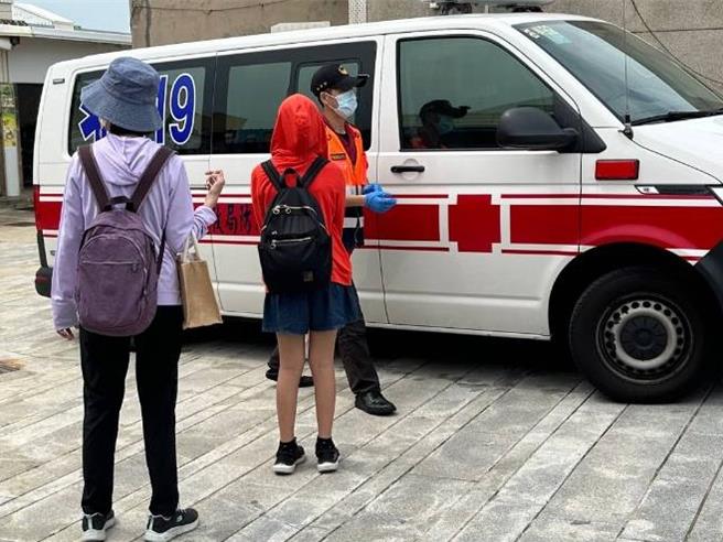 2024年5月1日澎湖縣／戶外教學出意外，澎湖中正國小2小六女童，站上階梯斜坡要拍照，卻不慎滑落跌入仙人掌叢內，自行脫困後步行上救護車就醫。（民眾提供／許逸民澎湖傳真）