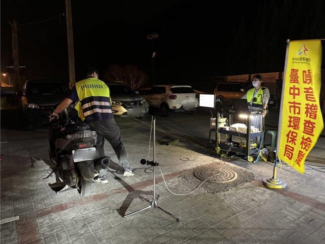 台中市警二分局4月26日针对校园周边等青少年易聚集场所、噪音改装车辆常出没及易生危险驾车路段执行「环、警、监联合稽查」。（台中市警二分局提供／冯惠宜台中传真）