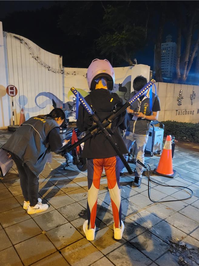 还有1位cosplay的「假面骑士」，除了改装头灯及排气管，外加cosplay扮相，骑乘于路上非常引人注目，不但分贝达「86」及排气管都超标。（台中市警二分局提供／冯惠宜台中传真）