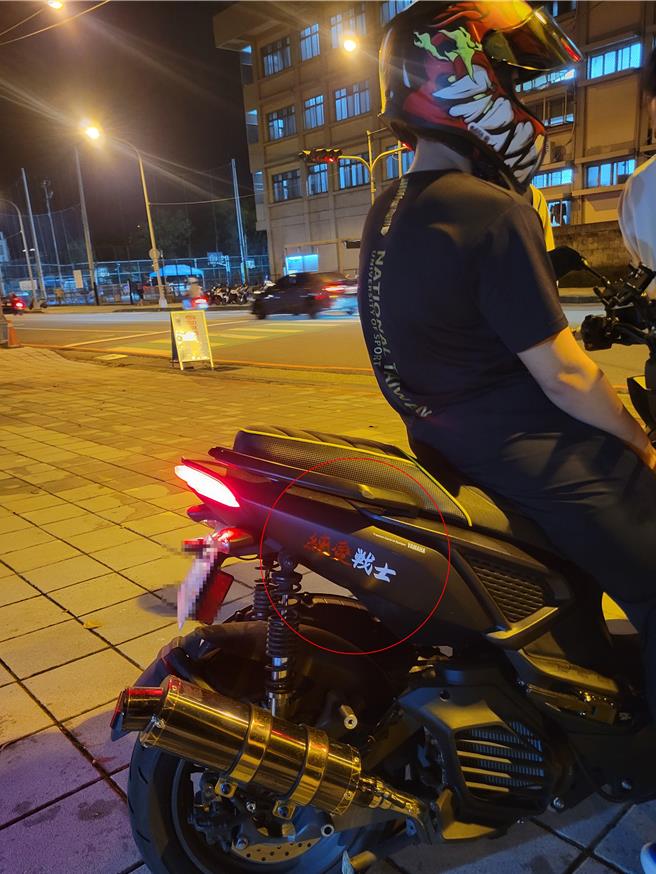 台中市警二分局执行「环、警、监联合稽查」勤务，其中1部改装排气管及头灯的「纯爱战士」，也因声音过大，遭警拦查。（台中市警二分局提供／冯惠宜台中传真）