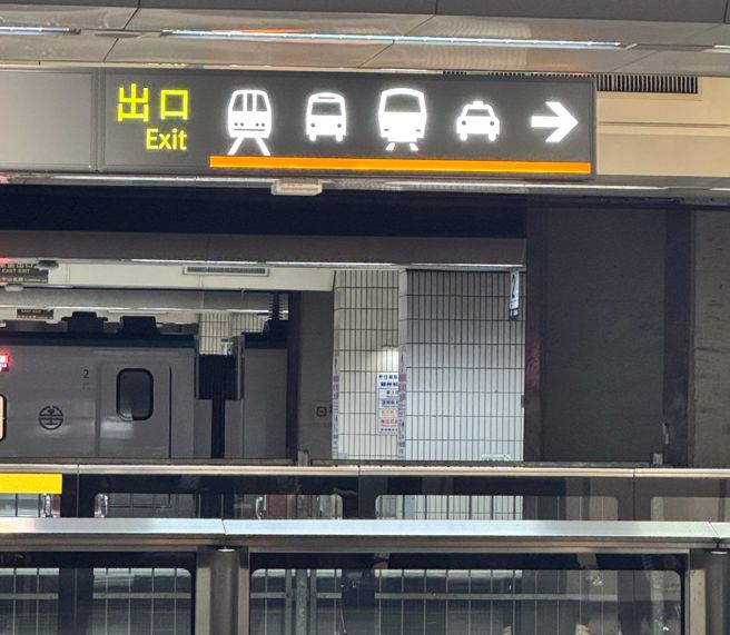 高铁月台「有趣图示」，让外国人崩溃直呼看不懂。（图/网友授权提供）