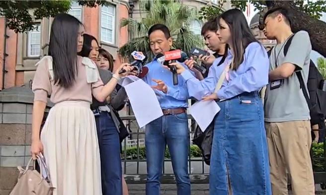 國民黨台北市議員鍾小平（中）1日上午前往監察院遞交資料，呼籲監察委員彈劾民眾黨主席、台北市前市長柯文哲。（鍾小平提供／丁上程台北傳真）