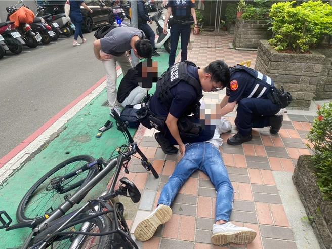 支援警力到場後，當場將3嫌壓制逮捕。（翻攝照片／林郁平台北傳真）