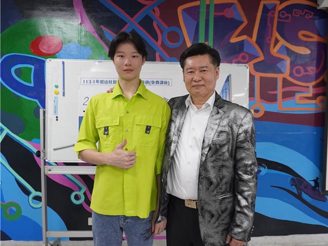 何柏廷（左）求教股市名师张宇明，希望将来赚钱不会被骗光。（和家馨提供）