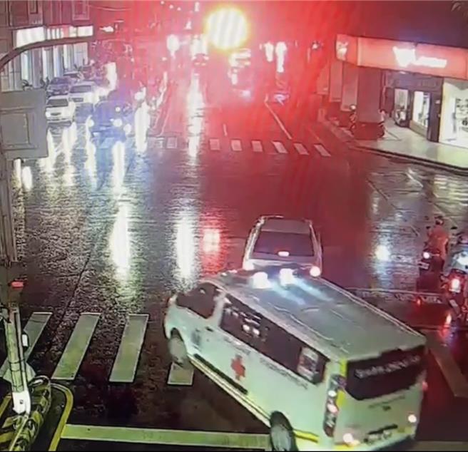 停等红灯时，1辆白色自小客车未及时礼让后方救护车遭民眾检举。(读者提供／曹婷婷台南传真)