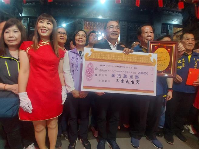 三重天后宫1日捐赠20万元予新北市新住民关怀计画，新北市长侯友宜1日前往庙里代表受赠。（张铠乙摄）