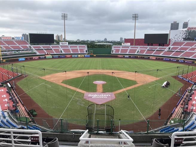 乐天桃园棒球场12日出现球迷攻击工作人员，最后被警方带走。（资料照，桃园市体育局提供）