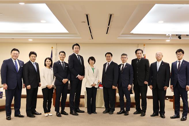 日本自民黨青年局長鈴木貴子(左六)1日南下拜會台南市長黃偉哲(右五)。(台南市政府提供／曹婷婷台南傳真)