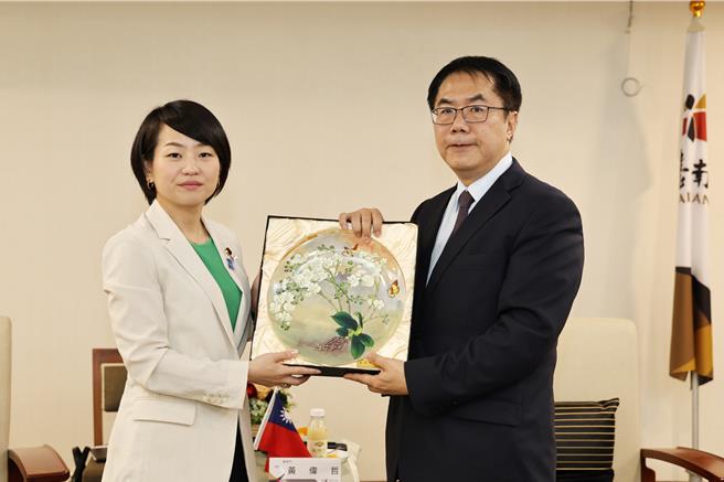 黃偉哲致贈蘭花盤給鈴木貴子(左)。(台南市政府提供／曹婷婷台南傳真)