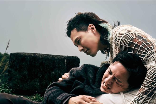 TRASH 〈懦弱〉MV邀鄭人碩擔任男主角大展演技。（華納音樂提供）