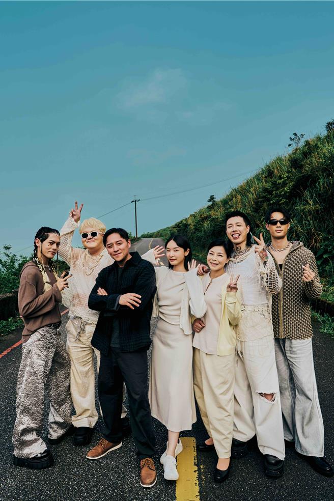 TRASH與演員群合影，左起：頤原、魁剛、鄭人碩、朱葒、陳慧娥、阿夜、博文。（華納音樂提供）