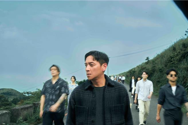 TRASH 〈懦弱〉MV邀鄭人碩擔任男主角大展演技。（華納音樂提供）