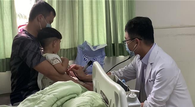台中1名2岁男童发烧、全身起疹，心跳飙到每分钟130下，为免併发重症，到台中医院就医后立即被收住院治疗。（非当事人／冯惠宜摄）