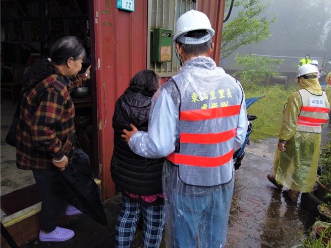 新北市农业局辅助社区民眾持续提升坡地防灾知识及应变能力，2023年新北市有4里荣获农村水保署最高荣耀银质认证、5里获铜质认证，现共有6处社区获银质认证、26处社区获铜质认证，社区累积认证总数为6都最多。（新北市农业局提供）