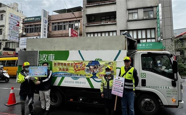 桃园市芦竹警分局结合桃园市环境管理处芦竹中队，于垃圾车播放音乐后，接续播放警察局录制之反诈骗宣导短影音。（芦竹警分局提供）
