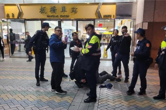 邱姓通緝犯因抽菸被吳姓警察臨檢，竟持美工刀追砍警察，所幸另外兩名恰好路過，見義勇為上前協助壓制才讓吳姓警察倖免於死。（翻攝爆廢1公社）