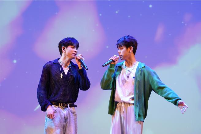洪暐哲（右）和杨懿轩演唱《免疫屏蔽》片头曲。（三立提供）