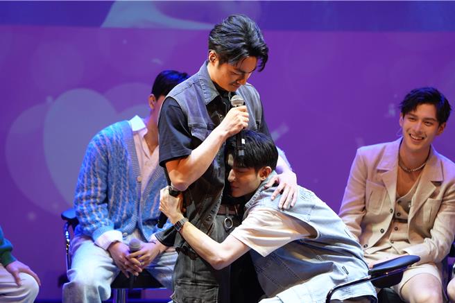 男主角们在舞台上二创经典桥段笑翻粉丝。（三立提供）