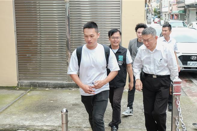 民眾党主席柯文哲（右）1日下午到新竹县芎林乡公所拜会，媒体追问柯文哲京华城案和北科技案，柯文哲说，把所有会议纪录公布就好，吵哪么多东西要干什么。（罗浚滨摄）