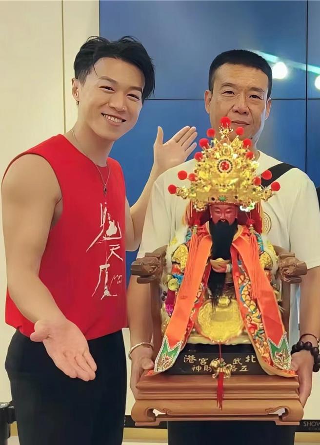 游书庭（左）人生第一次与神明一起看电影。（艾迪升传播提供）