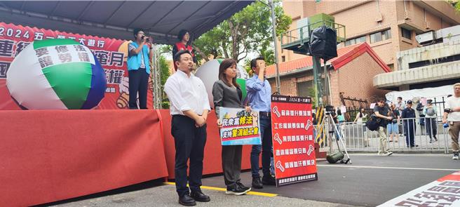 五一行动联盟1日号召多个劳工团体、上千名劳工上街头，并提出多个修法建议及草案，赴立法院前要求三党立委回应。（林良齐摄）