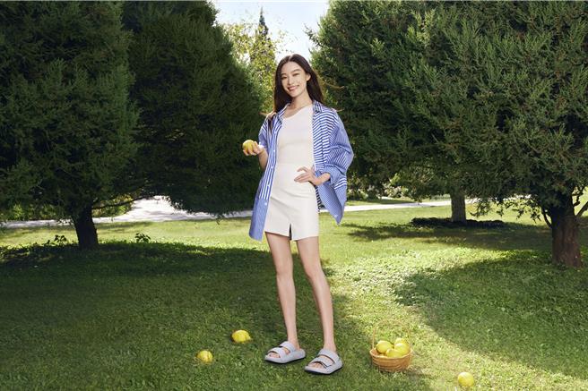 大陸女星倪妮率先演繹ECCO本季全新的厚底款「COZMO科摩」，展現蓬鬆柔軟的舒適腳感，天空藍色設計也呈現視覺降溫感，5680元。（ECCO提供／朱世凱台北傳真）