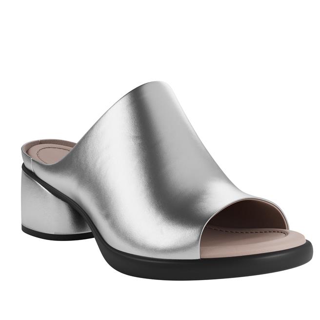 ECCO限量款「SCULPTED LX」冰沁銀色，6680元。（ECCO提供／朱世凱台北傳真）