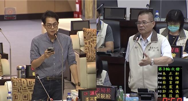 市議員李宗霖(左)昨天質詢勞工局長王鑫基關於代理、代課教師勞動節薪資議題。（翻攝自議會直播畫面／曹婷婷台南傳真）