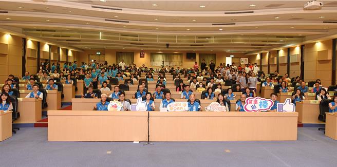 苗栗縣長鍾東錦表揚獲獎團隊與學生。（苗栗縣政府提供／李京昇苗栗傳真）