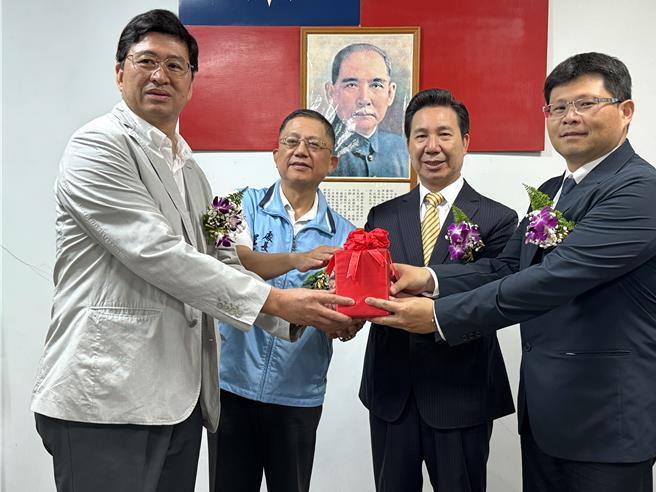 金门县长陈福海(右二)重掌县政后的第12波主官、管人事异动今生效，新任陶瓷厂厂长则由林蔚尚(右一)出任，原任厂长何桂泉(左一)调任县府秘书职务。(于家麒摄)