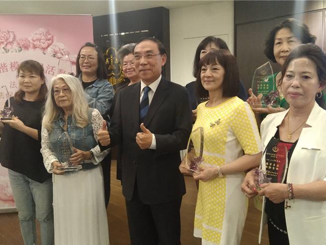 母亲节前夕，法务部1日举办「司法保护母爱楷模」表扬活动，表扬8位长期推动司法保护工作的母亲（陈志贤摄）