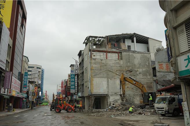 富凯大饭店今天已经拆完，夷为平地，现场留小型机具收尾。（王志伟摄）