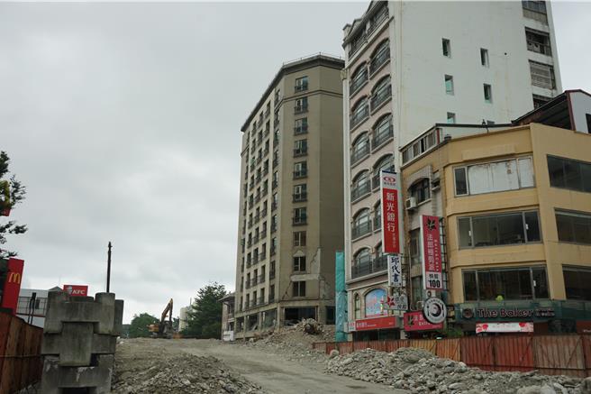 蓝天丽池大饭店明天2日开拆。（王志伟摄）