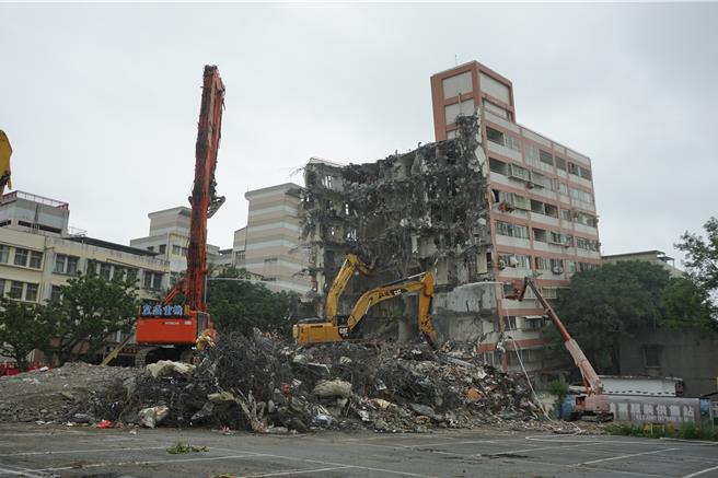 统帅大楼拆除顺利，可望在预期日拆完。（王志伟摄）