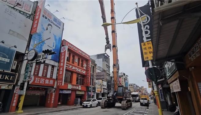「鲁夫号」长臂怪手转往蓝天丽池饭店前待命，明天开拆。（翻摄画面）