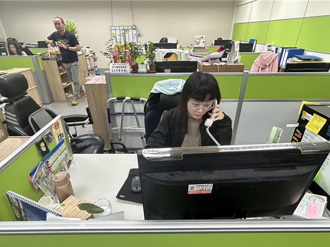 屏東縣政府貫徹身障定額進用措施，還超額進用身障員工，當中畢業於台大社工系的鄭卉君，因縣府協助進行職務再設計，不僅克服工作上遇到的障礙，還增進個人工作能力。（謝佳潾攝）