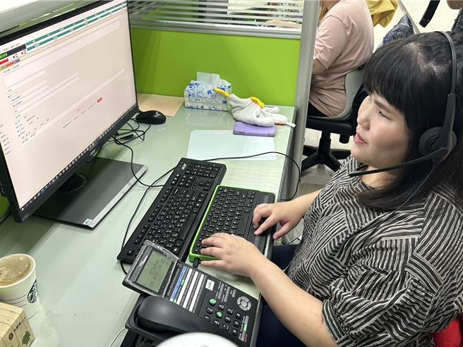 屏東縣政府貫徹身障定額進用措施，還超額進用身障員工，當中畢業於台藝大國樂系的羅曼婷，因縣府協助進行職務再設計，不僅克服工作上遇到的障礙，還增進個人工作能力。（謝佳潾攝）