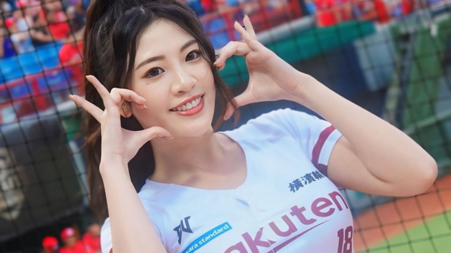 熊霓不受爭議影響，曬最新美照。（圖／翻攝熊霓 臉書）