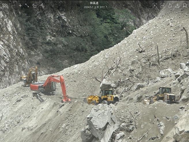 台八线中横公路174.1公里处流芳桥路段，持续落石坍方数量达5600立方公尺。（公路局提供）