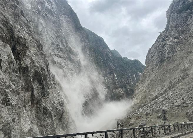 台八线中横公路174.1公里处流芳桥路段，持续落石坍方数量达5600立方公尺。（公路局提供）