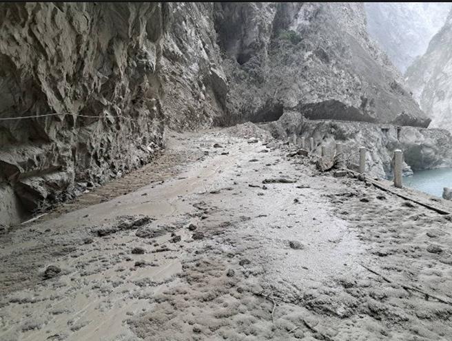 台八线中横公路174.1公里处流芳桥路段，持续落石坍方数量达5600立方公尺。（公路局提供）