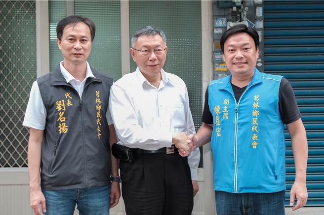 民眾党主席柯文哲（中）1日到芎林乡为县议员补选与陈星宏（右）和刘名扬（左）闭门会谈后，离开时与陈宏星握手。（罗浚滨摄）