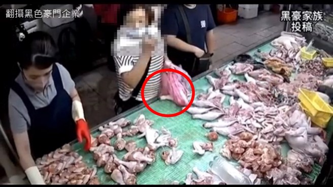 婦人並非首次犯案，利用塑膠袋跟包包掩護，偷取攤販的大雞腿。（翻攝黑色豪門企業）