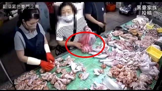 婦人並非首次犯案，利用塑膠袋跟包包掩護，偷取攤販的大雞腿。（翻攝黑色豪門企業）