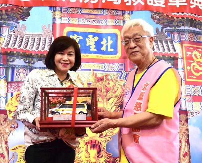 基隆市北圣慈善协会今年透过168名信眾共募集388万元，1日捐赠1辆新式救护车给基隆市消防局，由基隆市副市长邱佩琳（左）致赠感谢状致意。（基隆市消防局提供／徐佑升基隆传真）